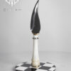 Cuchillo conceptual Alfil con hoja curva negra y cabo blanco sobre base de ajedrez