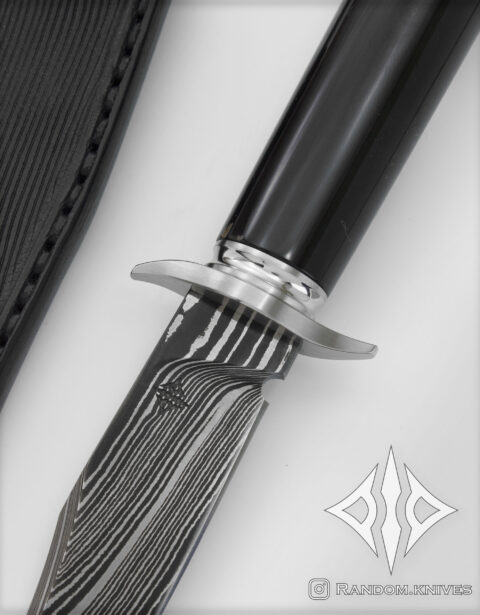 Detalle de la hoja de acero damasco y la guarda del cuchillo Jack