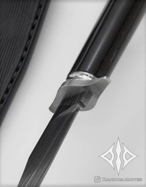 Detalle de la guarda del cuchillo multipropósito Jack sobre su vaina de cuero negra