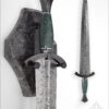 Espada Aevum de acero damasco con cabo verde junto a su soporte de pared