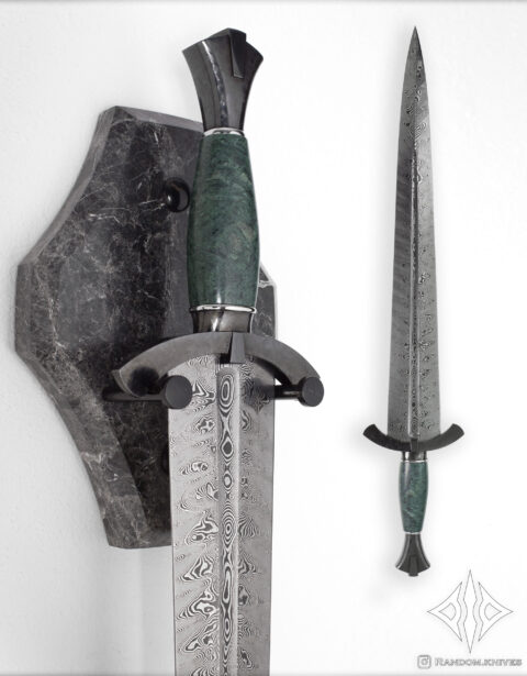 Espada Aevum de acero damasco con cabo verde junto a su soporte de pared
