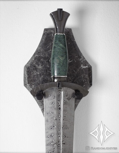Detalle del pomo y la guarda de la espada Aevum de acero damasco