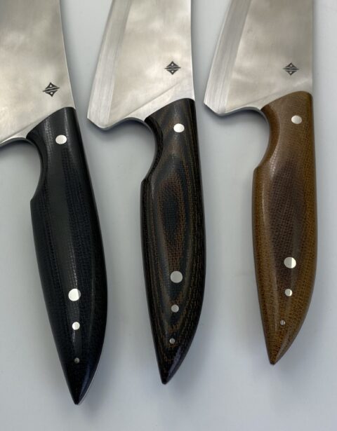 Tres cuchillos Chef Pro v3.0 con cabos de micarta blanca, micarta negra y madera