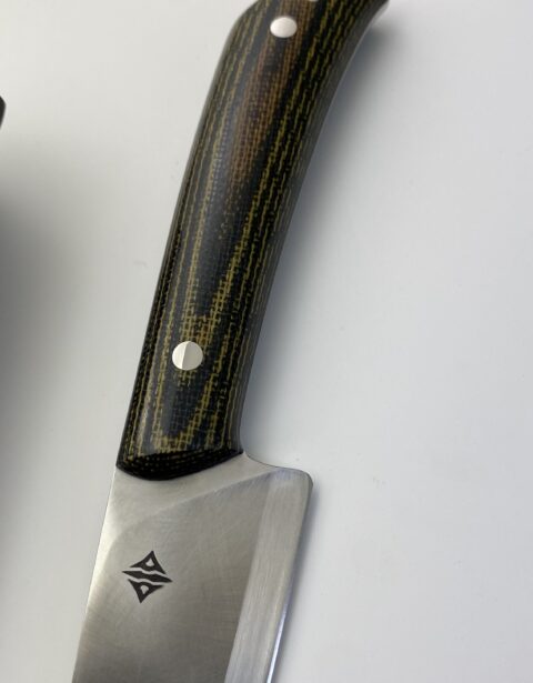 Detalle del cabo de micarta y el logo grabado en la hoja del Criollito FX