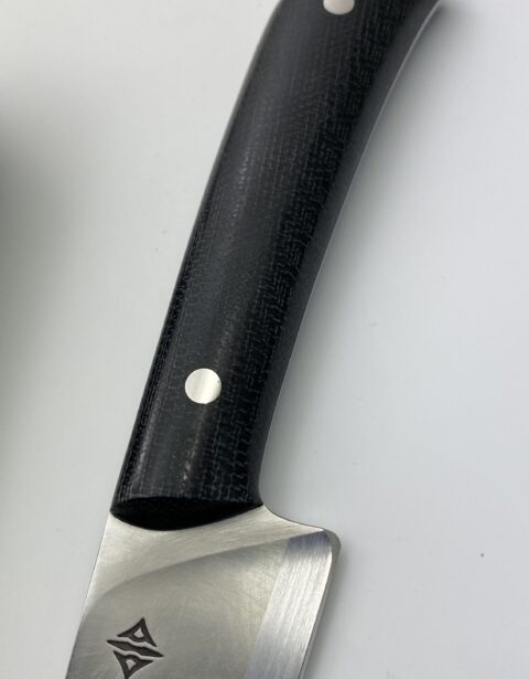 Detalle del cabo de micarta negra del cuchillo Criollito FX